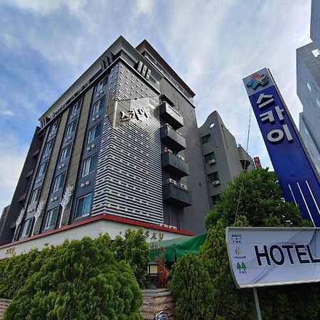 Sky Hotel Чханвон Екстер'єр фото