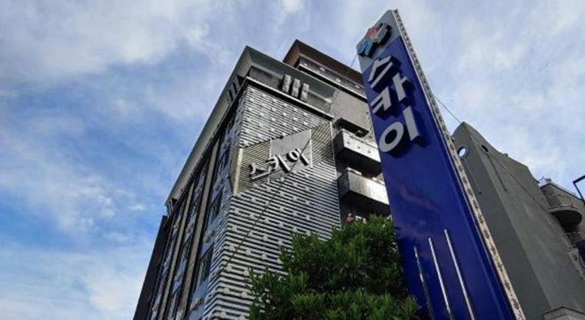 Sky Hotel Чханвон Екстер'єр фото