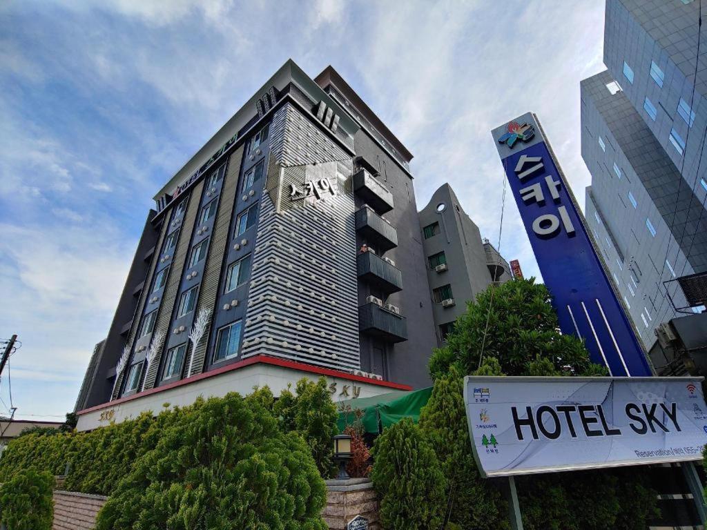 Sky Hotel Чханвон Екстер'єр фото