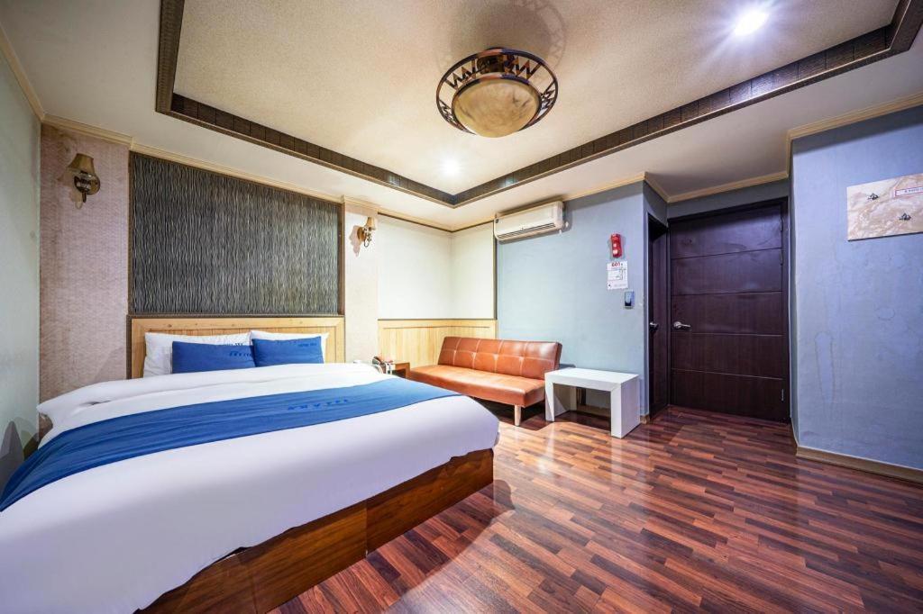 Sky Hotel Чханвон Екстер'єр фото