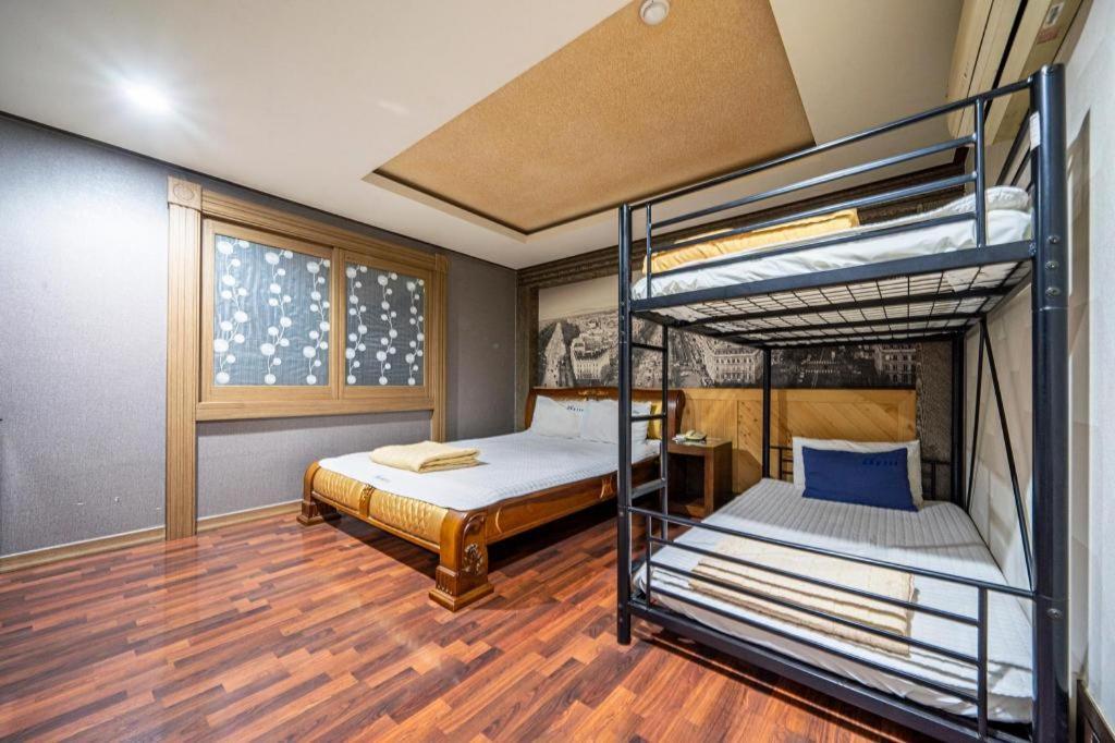 Sky Hotel Чханвон Екстер'єр фото
