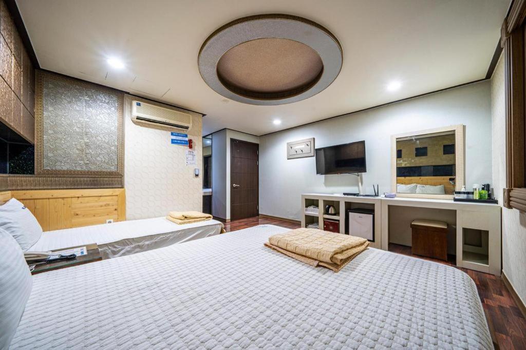 Sky Hotel Чханвон Екстер'єр фото