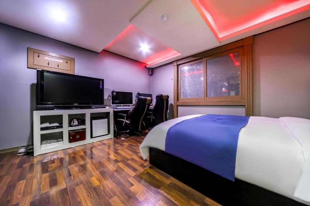 Sky Hotel Чханвон Екстер'єр фото