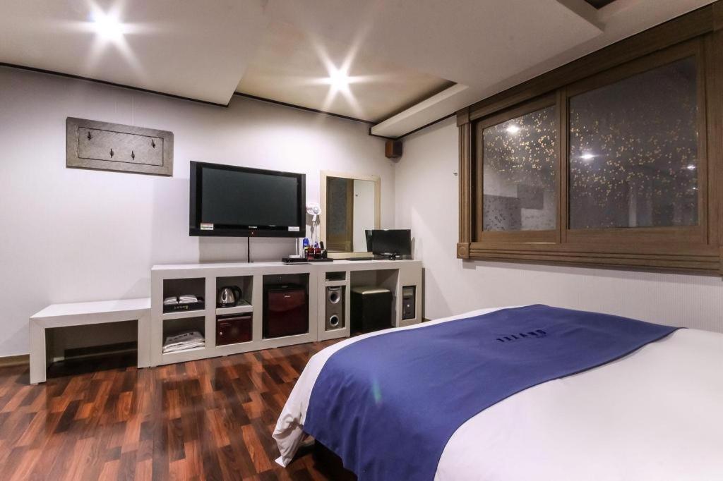 Sky Hotel Чханвон Екстер'єр фото