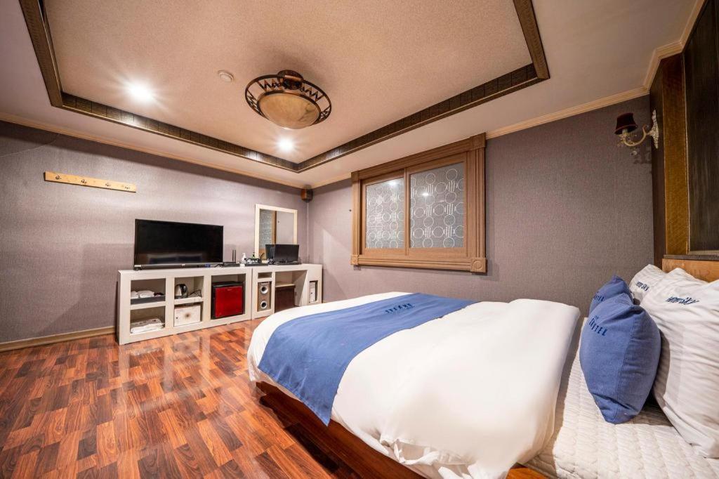 Sky Hotel Чханвон Екстер'єр фото
