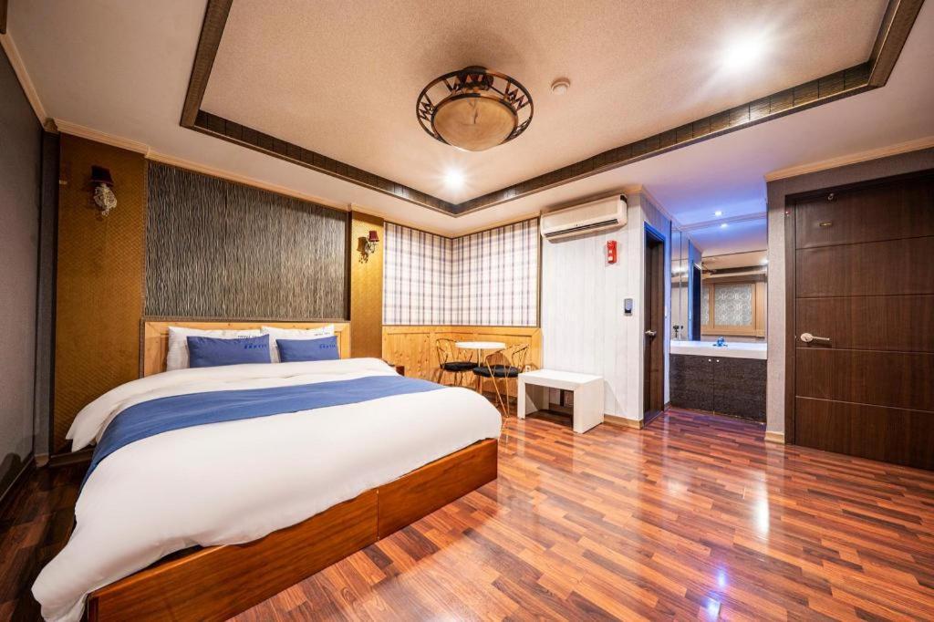Sky Hotel Чханвон Екстер'єр фото