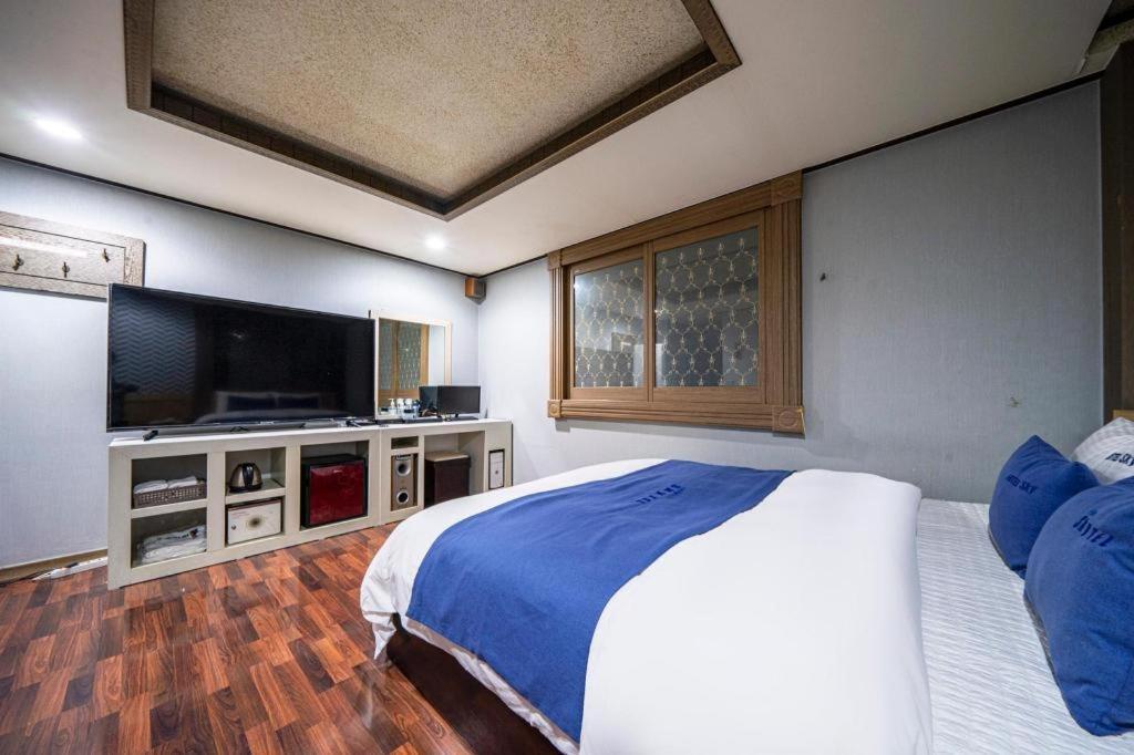 Sky Hotel Чханвон Екстер'єр фото