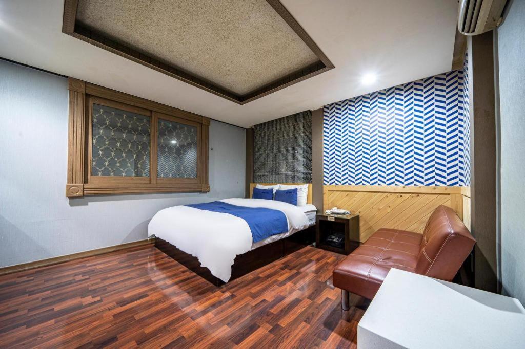 Sky Hotel Чханвон Екстер'єр фото
