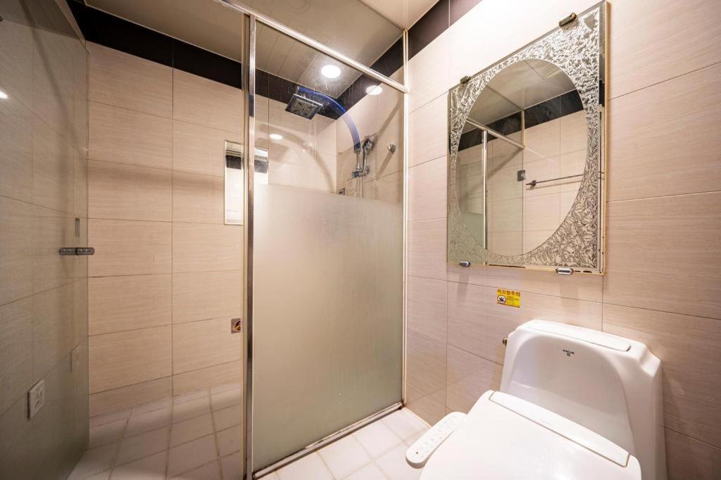 Sky Hotel Чханвон Екстер'єр фото