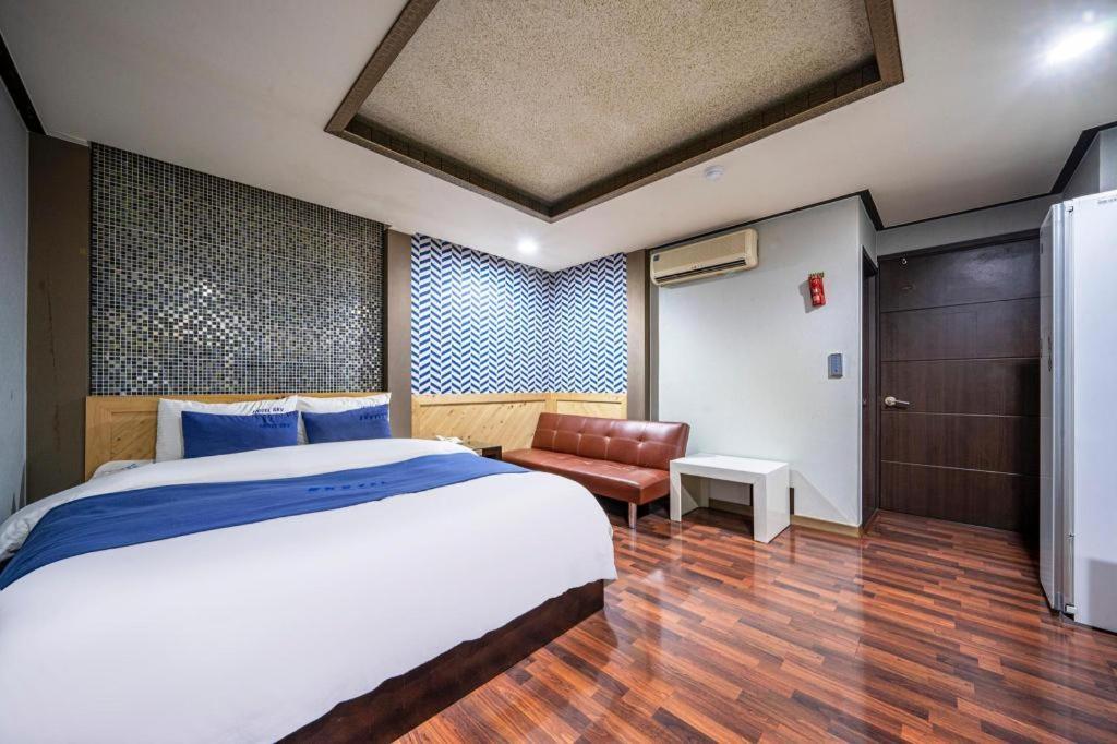 Sky Hotel Чханвон Екстер'єр фото