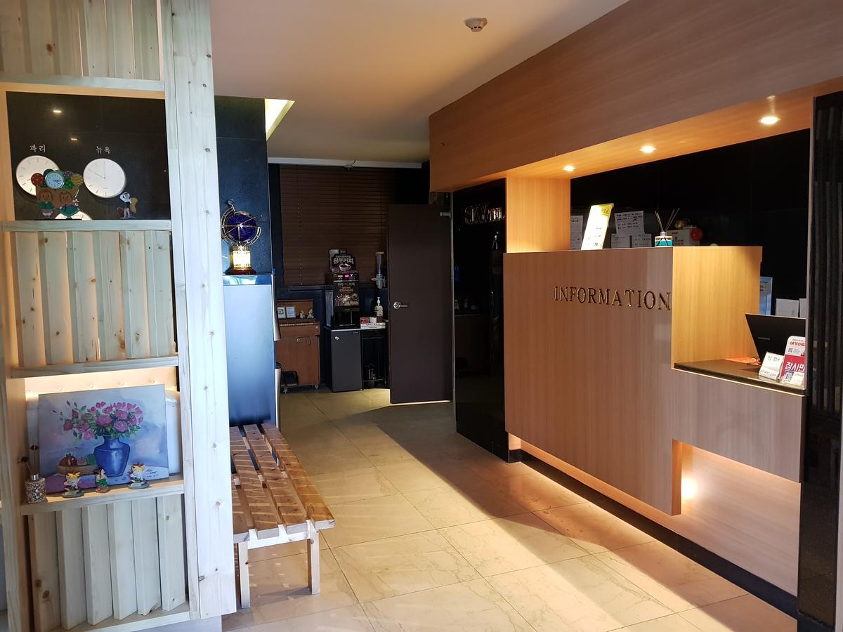 Sky Hotel Чханвон Екстер'єр фото
